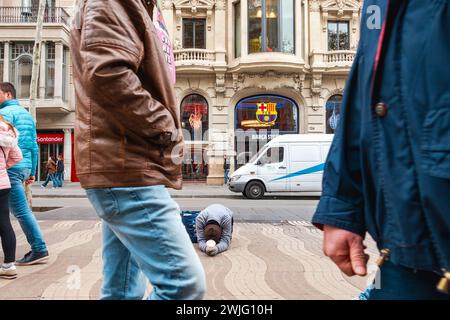 Armut. Obdachloser Bettler bettelt Almosen auf der Straße. Europa, Spanien, Barcelona Stockfoto