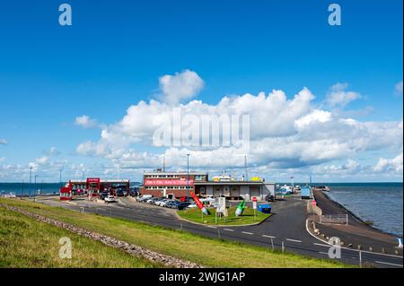 Dagebüll Fährhafen zu den inseln und Halligen an der Nordfriesischen Küste, blauer Himmel mit Wolken Stockfoto