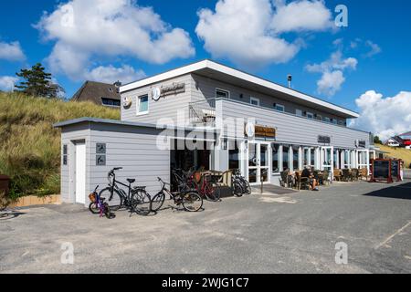 Am Strand von Wittdün hinter dem Deich das Gebäude der Strandbar Seehund Stockfoto