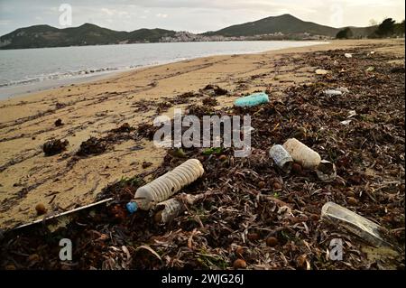 Müllstrand nach einem Sturm mit viel Meeressediment und Plastikmüll an der Mittelmeerküste. Problem des Umweltschutzes. Stockfoto