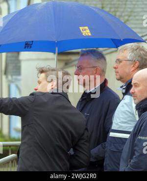 Michael Andrew Gove ist ein britischer Politiker und seit Oktober 2022 Minister für zwischenstaatliche Beziehungen. In Begleitung des lokalen Abgeordneten Steve Double versucht er, den Hausbau anzuheizen, hier besucht er die neue Stadt, die nach den höchsten ökologischen und architektonischen Standards von König Charles, Nansledan, in der Nähe von Newquay in Cornwall, Großbritannien gebaut wurde. 15. Februar 2024, Robert Taylor/Alamy Live News. Stockfoto