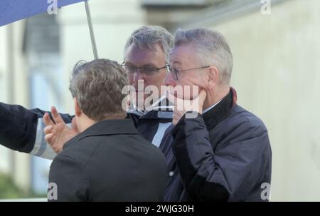 Michael Andrew Gove ist ein britischer Politiker und seit Oktober 2022 Minister für zwischenstaatliche Beziehungen. In Begleitung des lokalen Abgeordneten Steve Double versucht er, den Hausbau anzuheizen, hier besucht er die neue Stadt, die nach den höchsten ökologischen und architektonischen Standards von König Charles, Nansledan, in der Nähe von Newquay in Cornwall, Großbritannien gebaut wurde. 15. Februar 2024, Robert Taylor/Alamy Live News. Stockfoto