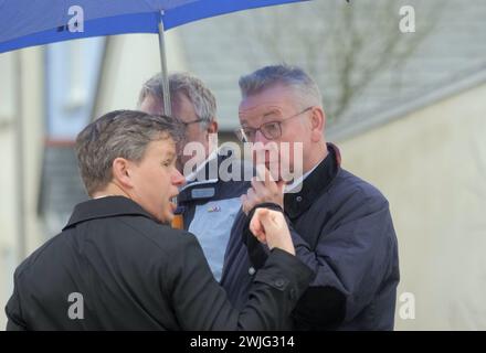 Michael Andrew Gove ist ein britischer Politiker und seit Oktober 2022 Minister für zwischenstaatliche Beziehungen. In Begleitung des lokalen Abgeordneten Steve Double versucht er, den Hausbau anzuheizen, hier besucht er die neue Stadt, die nach den höchsten ökologischen und architektonischen Standards von König Charles, Nansledan, in der Nähe von Newquay in Cornwall, Großbritannien gebaut wurde. 15. Februar 2024, Robert Taylor/Alamy Live News. Stockfoto