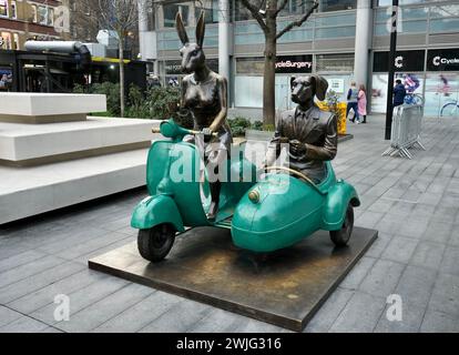 „Together Forever on Wheels“ eine Skulptur von Gillie und Marc mit Rabbitwoman und Dogman, Vespas und Kaffee. Spitalfields, London. Stockfoto