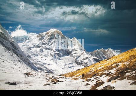 Der wunderschöne Blick auf majestätische schneebedeckte Berge und dramatischen bewölkten Himmel. Annapurna, Nepal Stockfoto