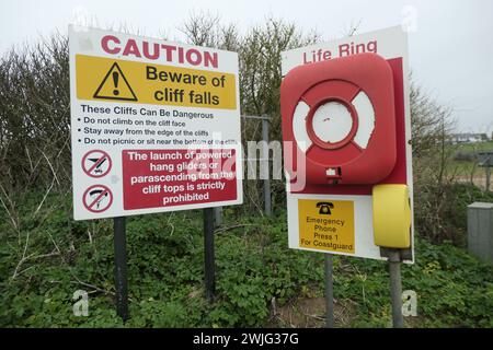 Old Hunstanton Norfolk Achtung Schild Strandbereich farbig bemalt Haus Häuser Pfad Passage Way Achtung Lebensring Klippen gefährlich nicht Stockfoto