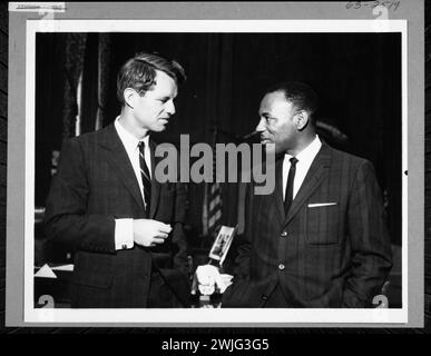 US-Generalstaatsanwalt Robert F Kennedy (links) unterhält sich mit James Meredith, Student der University of Mississippi, während Merediths Besuch in Washington, um auf „Meet the Press“, Washington, District of Columbia, am 27.5.1963, zu erscheinen. (Foto: Szabo/United States Information Agency). Stockfoto