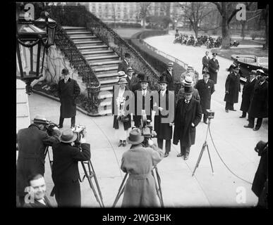 Franklin D Roosevelt (Mitte vorne) mit Eleanor Roosevelt (links) und Sohn James Roosevelt (rechts) posieren für Fotografen vor dem Weißen Haus, Washington, District of Columbia, 3. April 1933. Foto von Harris & Ewing) Stockfoto