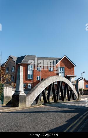 Die Hall Street Bridge, Blackburn, überquert den Leeds und den Liverpool Canal. Stockfoto