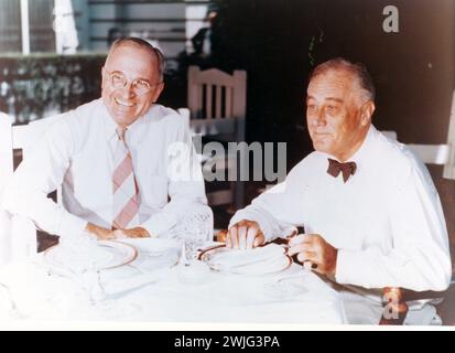 Senator Harry S Truman (links) sitzt zum Mittagessen mit Präsident Franklin D. Roosevelt unter einem Magnolienbaum auf dem Rasen des Weißen Hauses, Washington, District of Columbia, 18.08.1944. (Foto: White House Photograph Collection Stockfoto