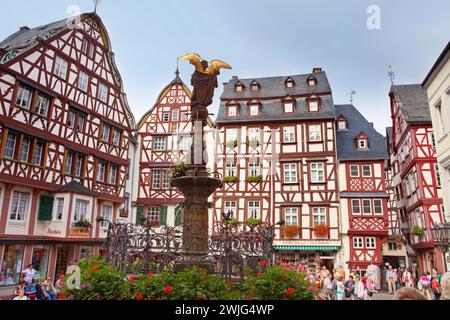 Fachwerkhäuser in Bernkastel, Bernkastel-Kues, Mittelmosel, Rheinland-Pfalz, Deutschland, Europa Stockfoto