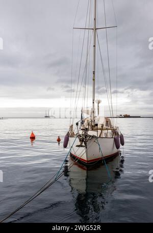 Triest, Italien - 11. Februar 2024: Segelboot liegt in der Nähe des Uferkaies. Stockfoto