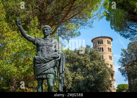 Statue des Kaisers Augusto vor der Basilika Sant’Apollinare in Classe. Ravenna, Emilia Romagna, Italien, Europa. Stockfoto