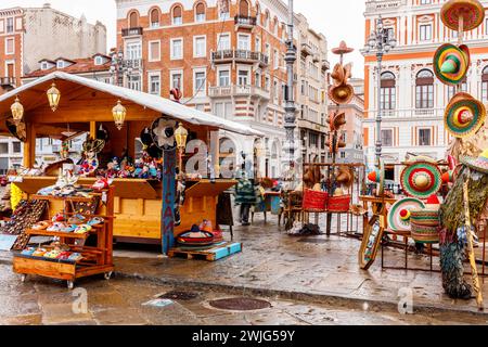 Triest, Italien - 11. Februar 2024: Verkaufsstände von Straßenverkäufern am Ufer des Canal Grande. Stockfoto