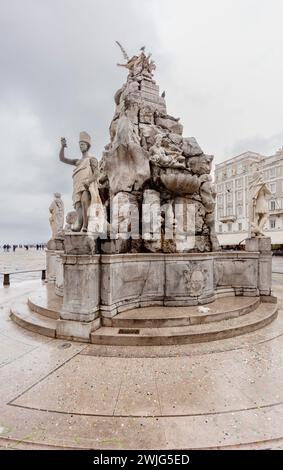 Triest, Italien - 11. Februar 2024: Piazza Unità d'Italia und der Brunnen der vier Kontinente (1754). Stockfoto