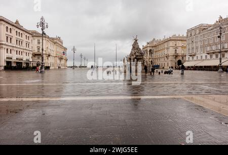 Triest, Italien - 11. Februar 2024: Piazza Unità d'Italia und der Brunnen der vier Kontinente (1754). Stockfoto