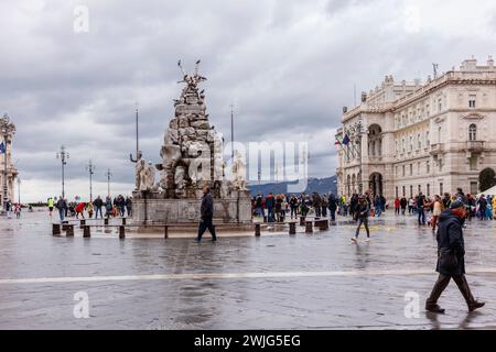 Triest, Italien - 11. Februar 2024: Piazza Unità d'Italia und der Brunnen der vier Kontinente (1754). Stockfoto