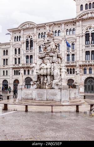 Triest, Italien - 11. Februar 2024: Piazza Unità d'Italia und der Brunnen der vier Kontinente (1754). Stockfoto