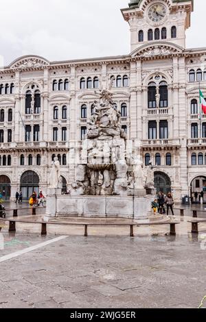 Triest, Italien - 11. Februar 2024: Piazza Unità d'Italia und der Brunnen der vier Kontinente (1754). Stockfoto