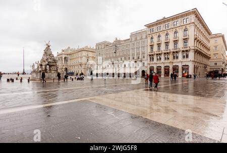 Triest, Italien - 11. Februar 2024: Piazza Unità d'Italia und der Brunnen der vier Kontinente (1754). Stockfoto