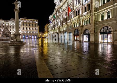 Triest, Italien - 11. Februar 2024: Der Hauptplatz (Piazza Unità d'Italia) bei Nacht. Stockfoto