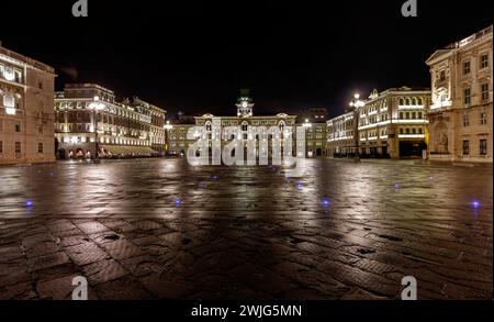 Triest, Italien - 11. Februar 2024: Der Hauptplatz (Piazza Unità d'Italia) bei Nacht. Stockfoto