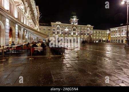 Triest, Italien - 11. Februar 2024: Der Hauptplatz (Piazza Unità d'Italia) bei Nacht. Stockfoto