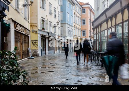 Triest, Italien - 11. Februar 2024: Altstadtstraße an einem regnerischen Tag. Stockfoto