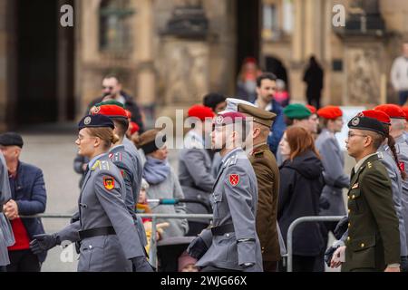 Öffentliche Appell der Offiziersschule des Heeres auf dem Theaterplatz: Bundeswehr ehren und verabschieden junge Soldatinnen und Soldaten. Appell auf dem Theaterplatz in Dresden. Rund 700 junge Soldaten und Soldatinnen werden mit militärischem Zeremoniell aus Ihrer viereinhalbmonatigen Ausbildung verabschiedet. Vor der Kulisse der Semperoper wurden alle Teilnehmenden des Offizierslehrgangs Truppendienst für ihre Leistungen gewürdigt. Mit dem Lehrgang beendeten die Soldatinnen und Soldaten einen wichtigen Ausbildungsabschnitt auf dem Weg zum militärischen Führer. Teil des Appells war auch die V. Stockfoto