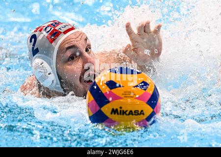 Doha, Katar. Februar 2024. Rino Buric aus Kroatien versucht, den Ball beim Halbfinale der Männer im Wasser-Polo-Halbfinale zwischen Kroatien und Frankreich am 14. Tag der Doha-Wasserweltmeisterschaft 2024 im Aspire Dome am 15. Februar 2024 in Doha, Katar, zu gewinnen. Foto: David Damnjanovic/PIXSELL Credit: Pixsell/Alamy Live News Stockfoto