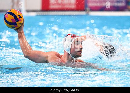 Doha, Katar. Februar 2024. Ante Vukicevic aus Kroatien schießt einen Ball während des Halbfinales der Männer im Wasser-Polo-Halbfinale zwischen Kroatien und Frankreich am 14. Tag der Doha-Wasserweltmeisterschaft 2024 im Aspire Dome am 15. Februar 2024 in Doha, Katar. Foto: David Damnjanovic/PIXSELL Credit: Pixsell/Alamy Live News Stockfoto