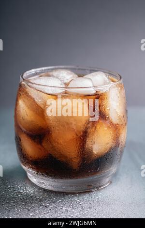 Fotografie, Limonade, Getränke, Glas, Erfrischungen, Getränke, nass, Bewegung, Tropfen, Flüssigkeit, Eis, Objekt, cool, kalt, Luftblasen, Farbbild, Bar, Eiswürfel, cockta Stockfoto