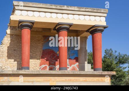 Palast von Minos, Knossos, Kreta, Griechenland. Der nördliche Portico mit dem Fresko der Bullen. Stockfoto