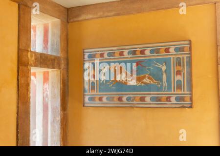 Palast von Minos, Knossos, Kreta, Griechenland. Stiersprungendes Fresko jetzt im Archäologischen Museum von Heraklion. Stockfoto