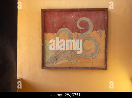 Palast von Minos, archäologische Stätte aus der Bronzezeit von Knossos, Heraklion, Kreta, Griechenland. Nachbildung des Oktopus-Tentakelfreskos Stockfoto