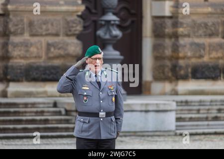 Öffentliche Appell der Offiziersschule des Heeres auf dem Theaterplatz: Bundeswehr ehren und verabschieden junge Soldatinnen und Soldaten. Appell auf dem Theaterplatz in Dresden. Rund 700 junge Soldaten und Soldatinnen werden mit militärischem Zeremoniell aus Ihrer viereinhalbmonatigen Ausbildung verabschiedet. Vor der Kulisse der Semperoper wurden alle Teilnehmenden des Offizierslehrgangs Truppendienst für ihre Leistungen gewürdigt. Mit dem Lehrgang beendeten die Soldatinnen und Soldaten einen wichtigen Ausbildungsabschnitt auf dem Weg zum militärischen Führer. Teil des Appells war auch die V. Stockfoto