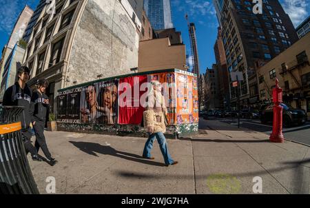 Am Mittwoch, den 7. Februar 2024, wurden Werbeplakate auf einer stillgelegten Baustelle in Chelsea in New York geklebt. (© Richard B. Levine) Stockfoto