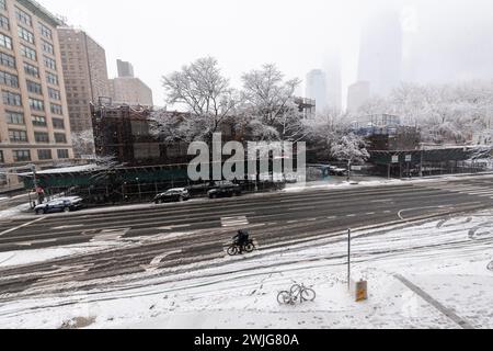 Die PS 33 wurde am Dienstag, den 13. Februar 2024, im Stadtteil Chelsea in New York geschlossen. Als der größte Schneesturm die Stadt seit zwei Jahren heimgesucht hat, hat Bürgermeister Eric Adams Schulen für Fernunterricht befohlen. (© Richard B. Levine) Stockfoto
