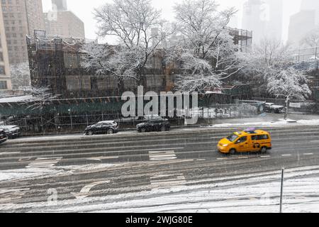 Die PS 33 wurde am Dienstag, den 13. Februar 2024, im Stadtteil Chelsea in New York geschlossen. Als der größte Schneesturm die Stadt seit zwei Jahren heimgesucht hat, hat Bürgermeister Eric Adams Schulen für Fernunterricht befohlen. (© Richard B. Levine) Stockfoto
