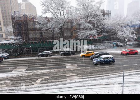 Die PS 33 wurde am Dienstag, den 13. Februar 2024, im Stadtteil Chelsea in New York geschlossen. Als der größte Schneesturm die Stadt seit zwei Jahren heimgesucht hat, hat Bürgermeister Eric Adams Schulen für Fernunterricht befohlen. (© Richard B. Levine) Stockfoto