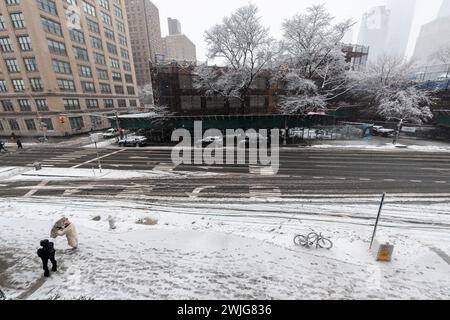 Die PS 33 wurde am Dienstag, den 13. Februar 2024, im Stadtteil Chelsea in New York geschlossen. Als der größte Schneesturm die Stadt seit zwei Jahren heimgesucht hat, hat Bürgermeister Eric Adams Schulen für Fernunterricht befohlen. (© Richard B. Levine) Stockfoto
