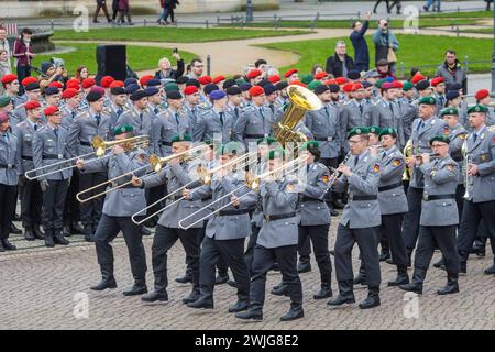 Öffentliche Appell der Offiziersschule des Heeres auf dem Theaterplatz: Bundeswehr ehren und verabschieden junge Soldatinnen und Soldaten. Appell auf dem Theaterplatz in Dresden. Rund 700 junge Soldaten und Soldatinnen werden mit militärischem Zeremoniell aus Ihrer viereinhalbmonatigen Ausbildung verabschiedet. Vor der Kulisse der Semperoper wurden alle Teilnehmenden des Offizierslehrgangs Truppendienst für ihre Leistungen gewürdigt. Mit dem Lehrgang beendeten die Soldatinnen und Soldaten einen wichtigen Ausbildungsabschnitt auf dem Weg zum militärischen Führer. Teil des Appells war auch die V. Stockfoto