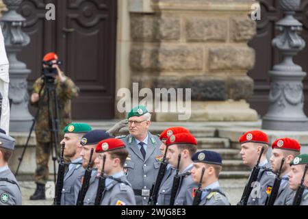 Öffentliche Appell der Offiziersschule des Heeres auf dem Theaterplatz: Bundeswehr ehren und verabschieden junge Soldatinnen und Soldaten. Appell auf dem Theaterplatz in Dresden. Rund 700 junge Soldaten und Soldatinnen werden mit militärischem Zeremoniell aus Ihrer viereinhalbmonatigen Ausbildung verabschiedet. Vor der Kulisse der Semperoper wurden alle Teilnehmenden des Offizierslehrgangs Truppendienst für ihre Leistungen gewürdigt. Mit dem Lehrgang beendeten die Soldatinnen und Soldaten einen wichtigen Ausbildungsabschnitt auf dem Weg zum militärischen Führer. Teil des Appells war auch die V. Stockfoto