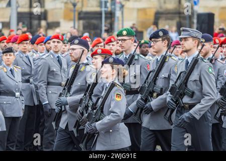 Öffentliche Appell der Offiziersschule des Heeres auf dem Theaterplatz: Bundeswehr ehren und verabschieden junge Soldatinnen und Soldaten. Appell auf dem Theaterplatz in Dresden. Rund 700 junge Soldaten und Soldatinnen werden mit militärischem Zeremoniell aus Ihrer viereinhalbmonatigen Ausbildung verabschiedet. Vor der Kulisse der Semperoper wurden alle Teilnehmenden des Offizierslehrgangs Truppendienst für ihre Leistungen gewürdigt. Mit dem Lehrgang beendeten die Soldatinnen und Soldaten einen wichtigen Ausbildungsabschnitt auf dem Weg zum militärischen Führer. Teil des Appells war auch die V. Stockfoto