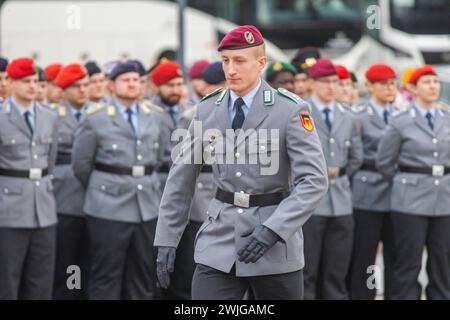 Öffentliche Appell der Offiziersschule des Heeres auf dem Theaterplatz: Bundeswehr ehren und verabschieden junge Soldatinnen und Soldaten. Appell auf dem Theaterplatz in Dresden. Rund 700 junge Soldaten und Soldatinnen werden mit militärischem Zeremoniell aus Ihrer viereinhalbmonatigen Ausbildung verabschiedet. Vor der Kulisse der Semperoper wurden alle Teilnehmenden des Offizierslehrgangs Truppendienst für ihre Leistungen gewürdigt. Mit dem Lehrgang beendeten die Soldatinnen und Soldaten einen wichtigen Ausbildungsabschnitt auf dem Weg zum militärischen Führer. Teil des Appells war auch die V. Stockfoto