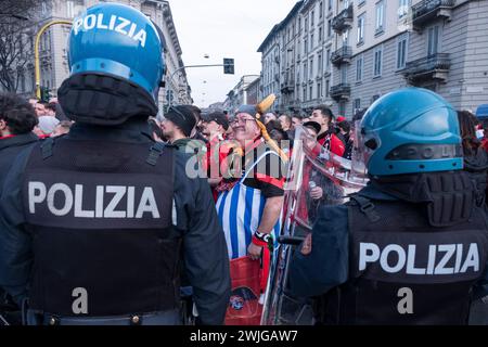 Mailand, Italien. Februar 2024. Foto Alessandro Cimma/LaPresse 15-02-2024 Milano, Italien. IL corteo dei tifosi della squadra di calcio "Rennes" verso lo stadio Giuseppe Meazza (San Siro) per la partita Rennes-Milan. Foto Alessandro Cimma/LaPresse 15-02-2024 Mailand, Italien. Die Prozession der Fans der Fußballmannschaft Rennes in Richtung Giuseppe Meazza Stadion (San Siro) für das Spiel Rennes-Mailand. Quelle: LaPresse/Alamy Live News Stockfoto