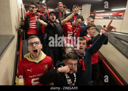 Mailand, Italien. Februar 2024. Foto Alessandro Cimma/LaPresse 15-02-2024 Milano, Italien. IL corteo dei tifosi della squadra di calcio "Rennes" verso lo stadio Giuseppe Meazza (San Siro) per la partita Rennes-Milan. Foto Alessandro Cimma/LaPresse 15-02-2024 Mailand, Italien. Die Prozession der Fans der Fußballmannschaft Rennes in Richtung Giuseppe Meazza Stadion (San Siro) für das Spiel Rennes-Mailand. Quelle: LaPresse/Alamy Live News Stockfoto