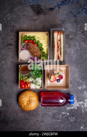 Auswahl an Lunchboxen mit gesundem und leckerem Essen. Isoliert auf dem Tisch. Konzept der gesunden Ernährung, Diät, Lieferung von Lebensmitteln oder Catering. Stockfoto