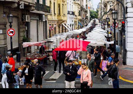 Die Messe San Telmo ist eine antike Messe, die im Barrio von San Telmo stattfindet und jeden Sonntag von Tausenden von Touristen besucht wird. Stockfoto