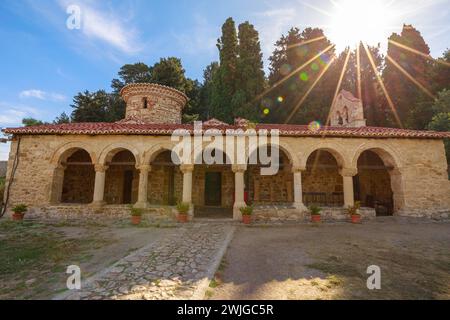 Das Marienkloster auf der Insel Zvernec in Albanien ist kulturell und religiös wichtig. Seine Ursprünge reichen bis ins 13. Jahrhundert zurück und machen es aus Stockfoto